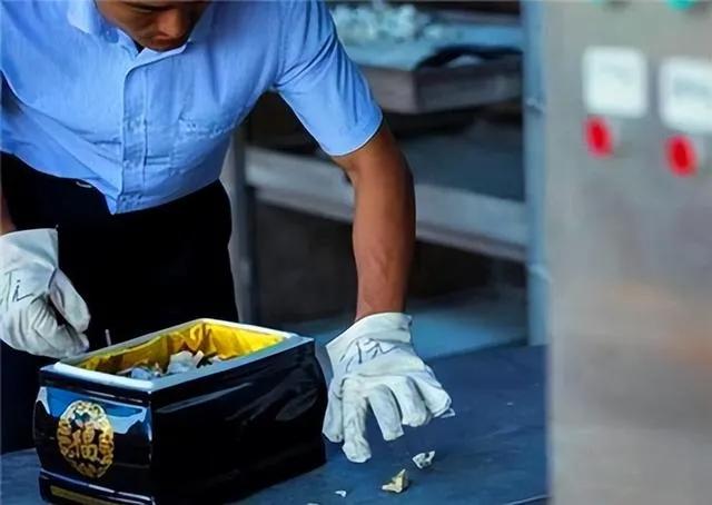 人去世后为什么要把衣服烧掉,人死后衣物为何要烧掉