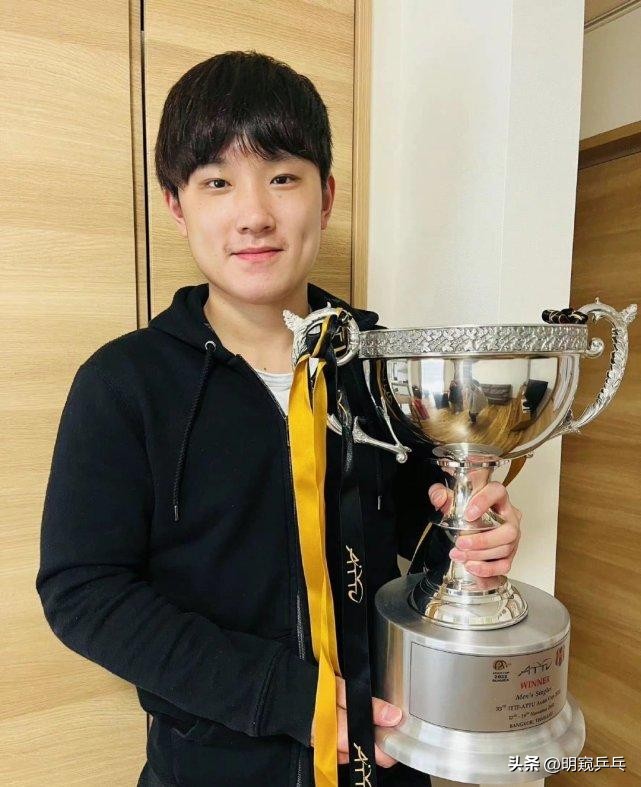 世青赛最大冷门！15岁的日本天才少女张本美和3-0横扫小王曼昱