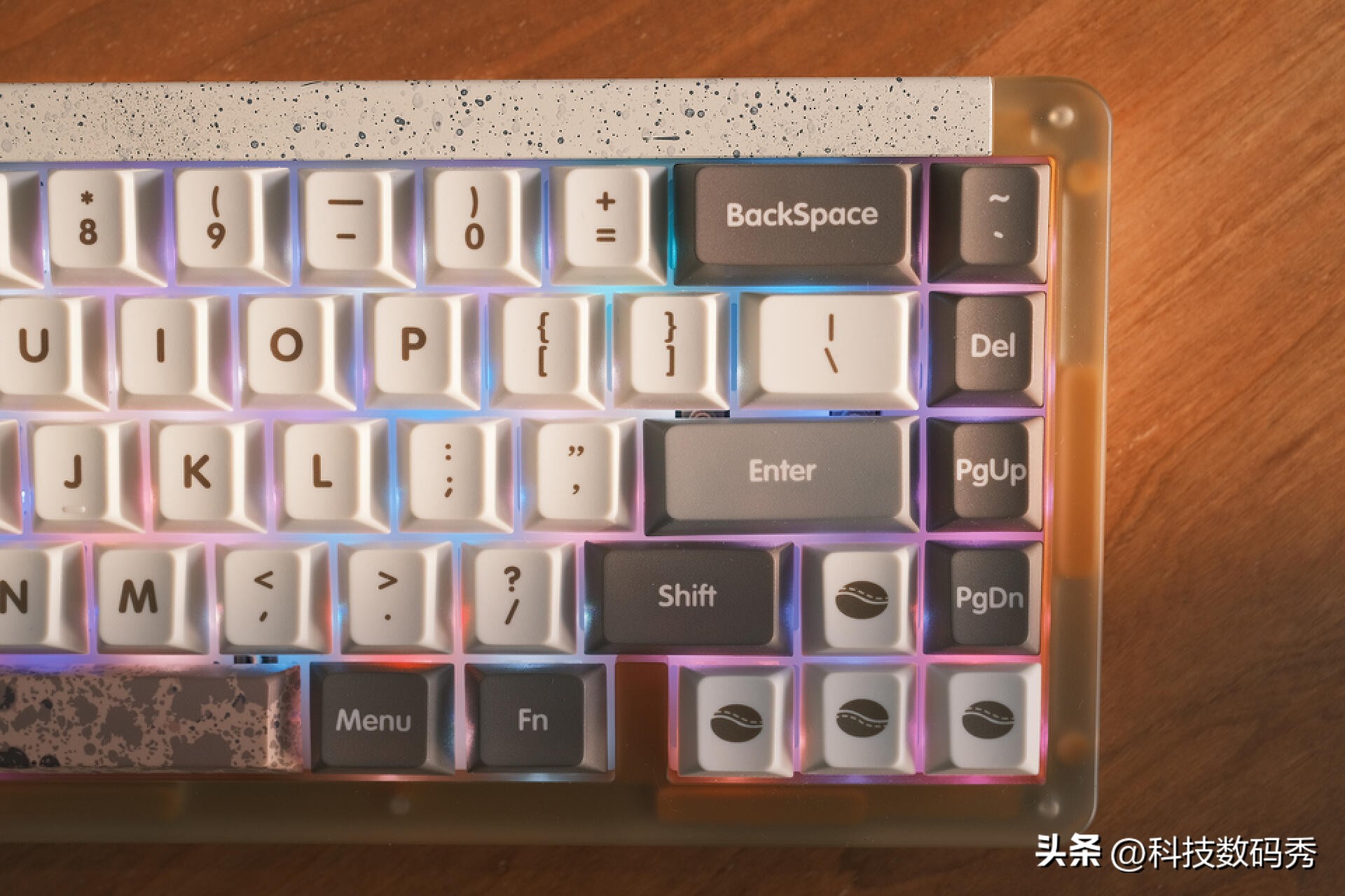 大理石般的美感，IDOBAOID67PLUS机械键盘测评，手感与颜值并存