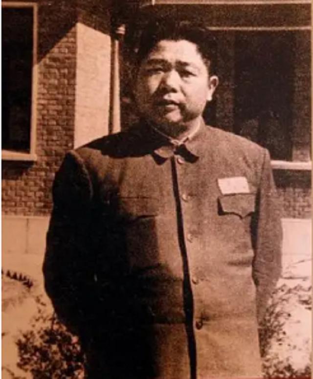 1977年邓公约见*锡联陈**，*锡联陈**向邓道歉，邓公：你在北京不欠账