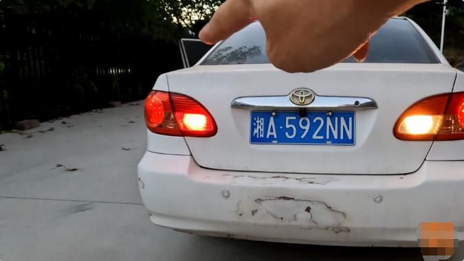 为什么有的车倒车灯只有一个,倒车灯有必要换吗