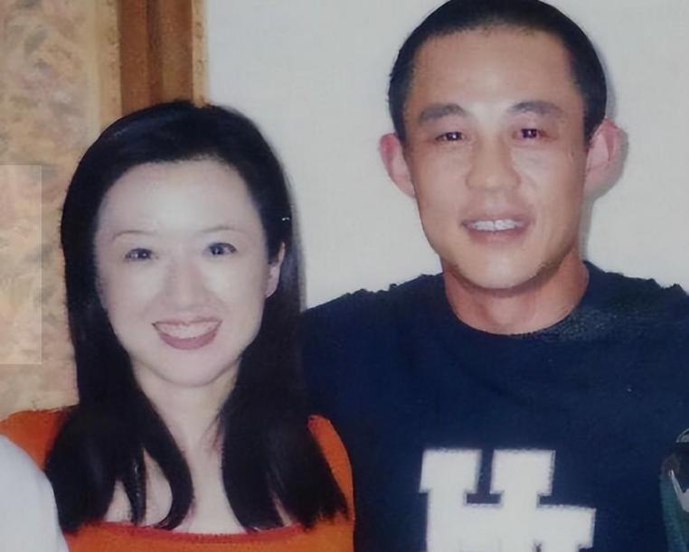 51岁侯勇携小娇妻出游好风光,54岁侯勇与三婚娇妻逛街