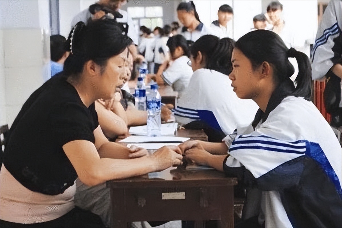 中学生住校好还是走读好,初中生是住校还是走读比较好