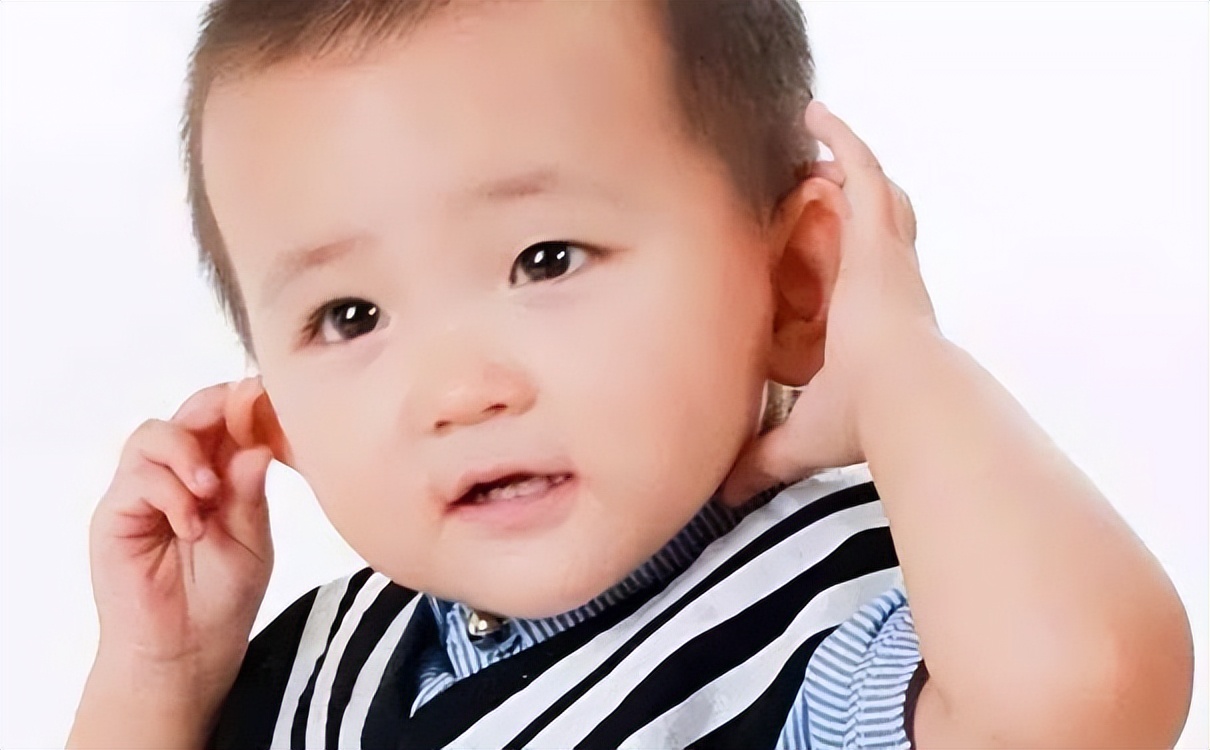 10个月宝宝老是抓耳朵怎么回事,宝宝拼命抓耳朵身体发出求救信号