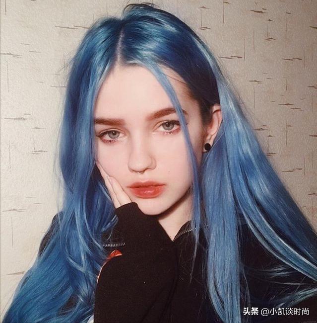 适合肤色偏黄今年流行发色,褪色也好看显白的低调发色