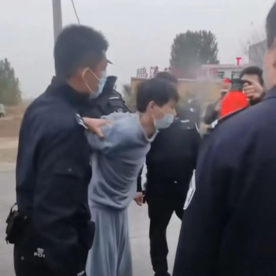 比男子持刀闯卡买奶粉被法外开恩,更值得追问的是应急机制失效