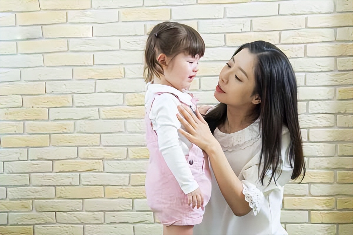 宝宝爱打人,父母不要以暴制暴,4个方法比说“不可以”还管用