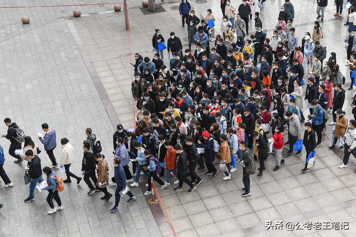 乡镇的公务员转正后一般加多少钱,乡镇聘用人员有编制吗