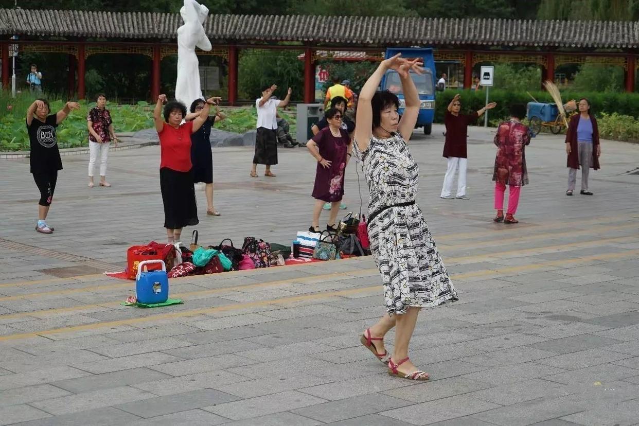 那些不帮忙带娃的老人你后悔了吗,为什么老人帮忙带孩子却觉得更累