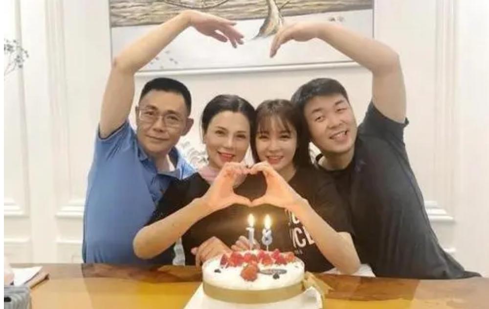 领证1年没婚礼，被杜海涛屏蔽朋友圈3个月，沈梦辰得到了什么