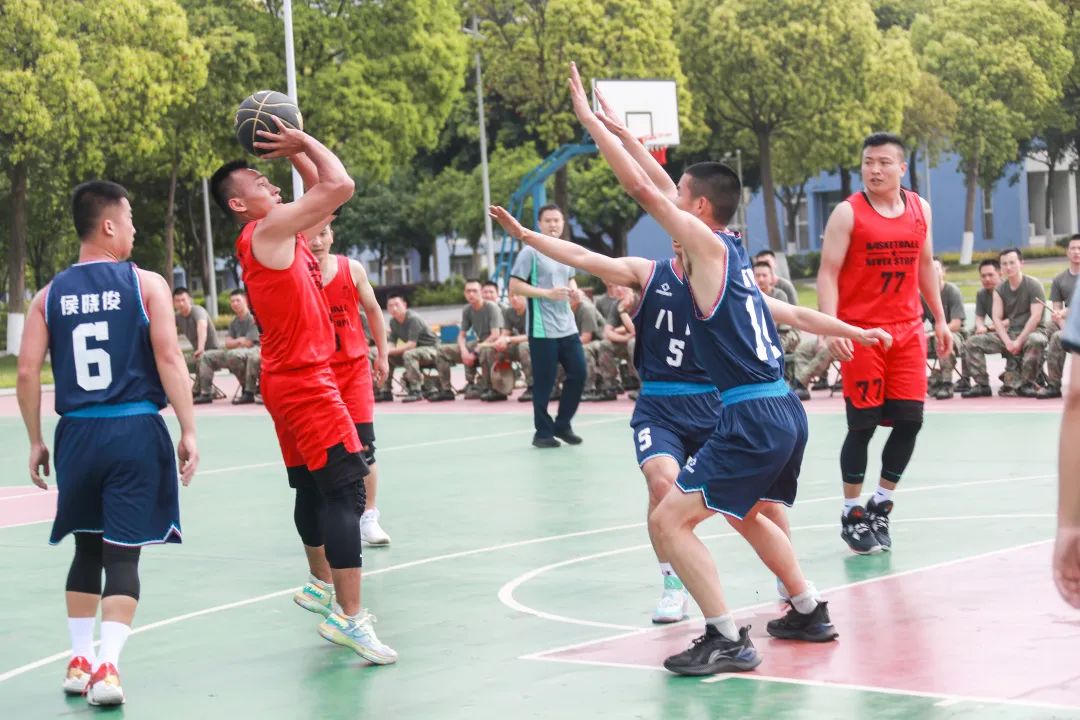 一组镜头，看看夏日军营的别样青春