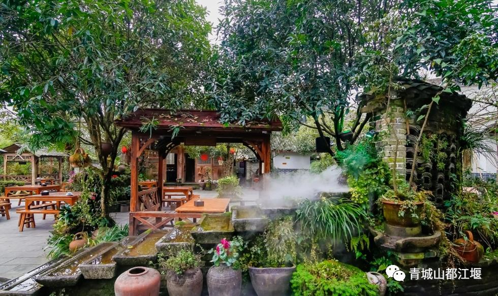来都江堰的山间溪畔赴一场“好食光”！青山间的火锅店、花园里的小食堂......赏景美食两不误~