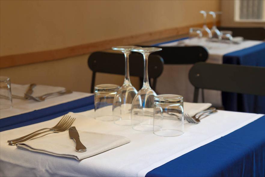 西餐厅给一杯柠檬水是干嘛的,去餐厅吃饭倒茶礼貌