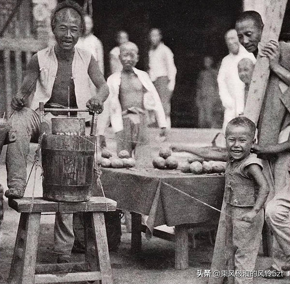 高清老照片：旗人格格大腿岔开豪放洗衣，地主三妻四妾不输女明星