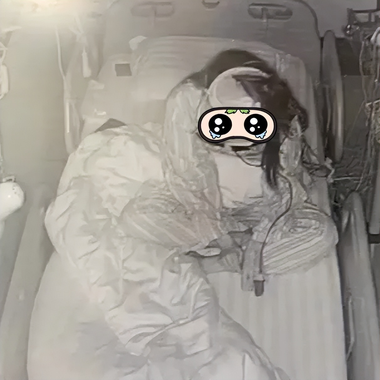 好像腿里有鱼在游还吐泡泡，医生把我捆起来做了一晚监测