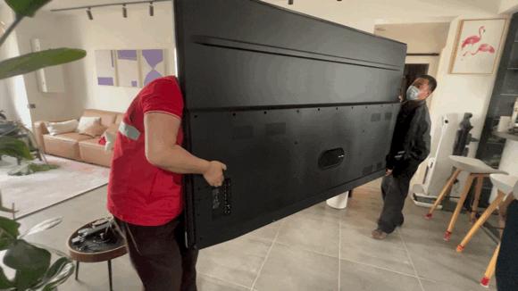 65英寸电视机上墙效果,6米客厅90寸电视体验感