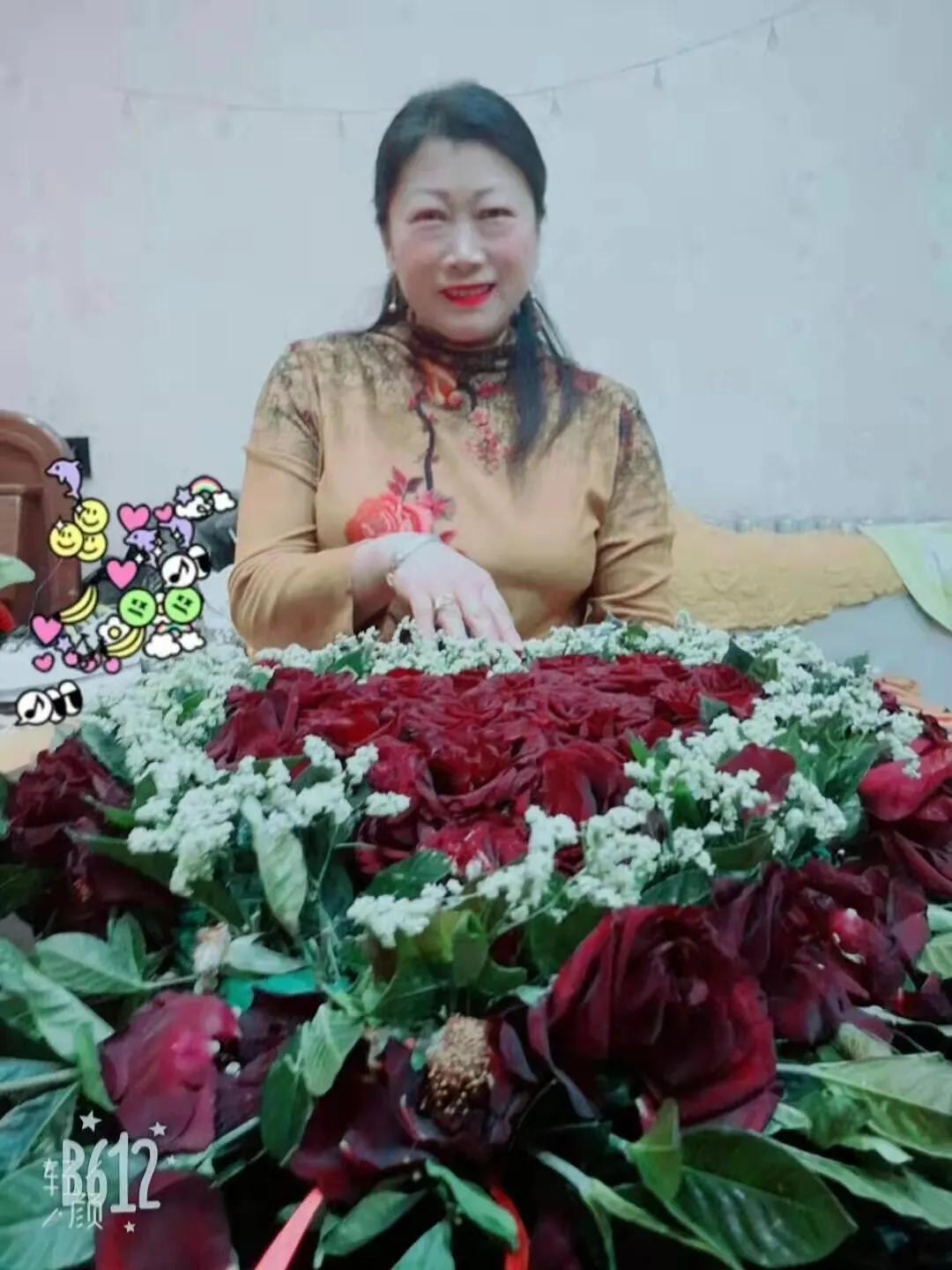 一把大椅子,两百把椅子