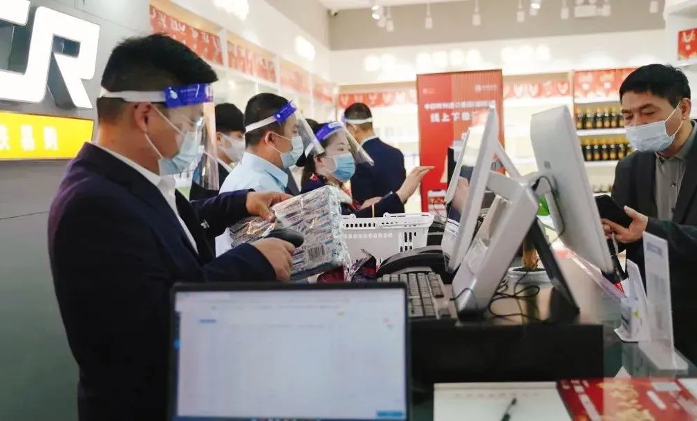 进口化妆品店卖的是正品吗,火车站卖高价商品合理吗