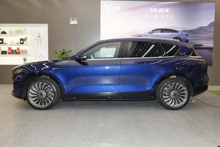 岚图free空气悬架是几腔的,岚图free增程版2024款市区试驾