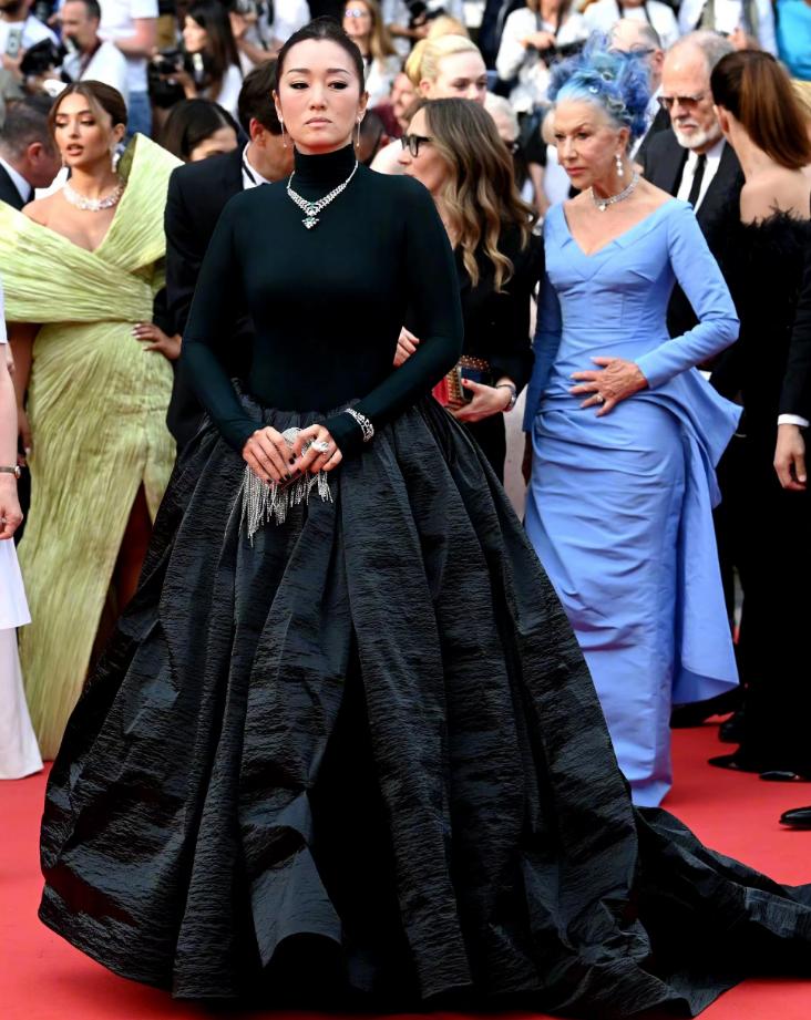 巩俐走红毯享受清场待遇!穿黑礼服像女王登基超牛,被戛纳宠上天