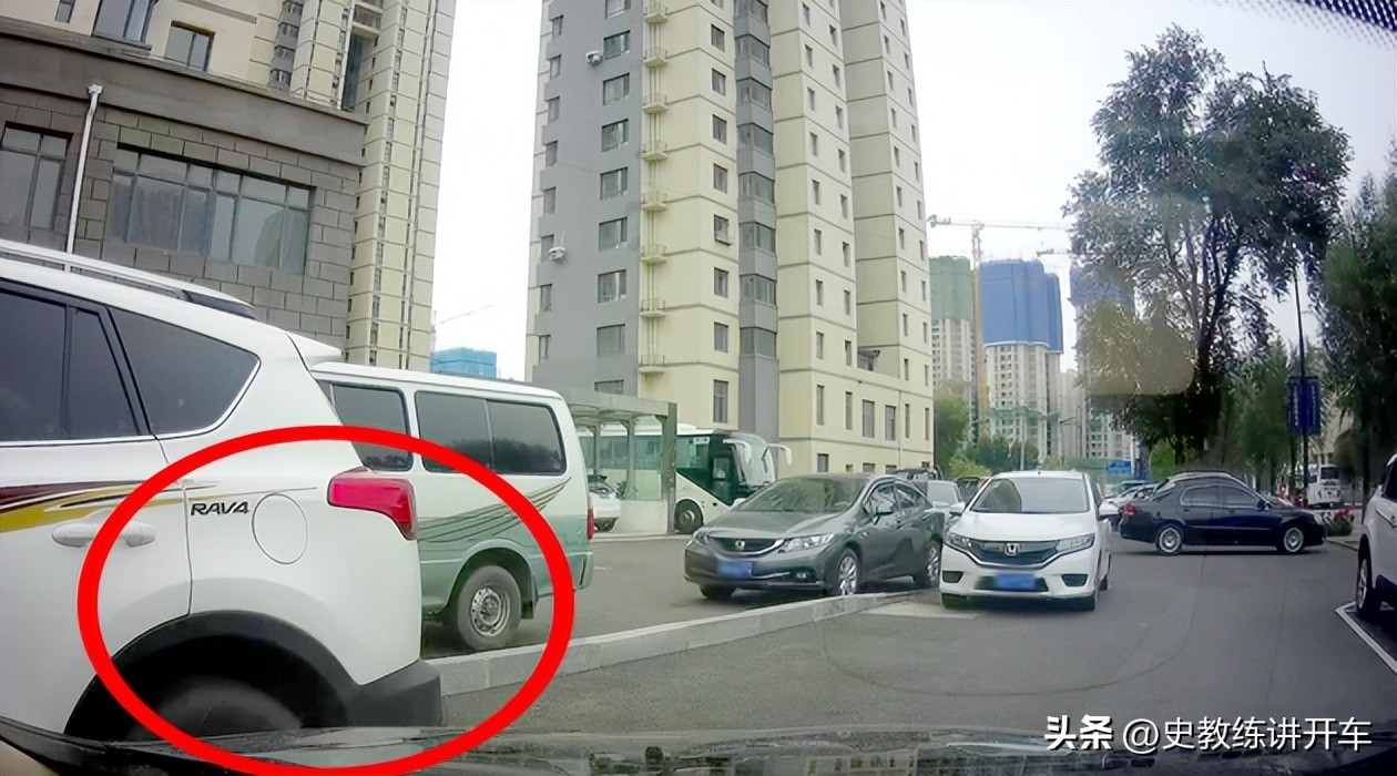 窄路后方停车怎么停都是歪的,窄路侧方位停车对齐后车车标