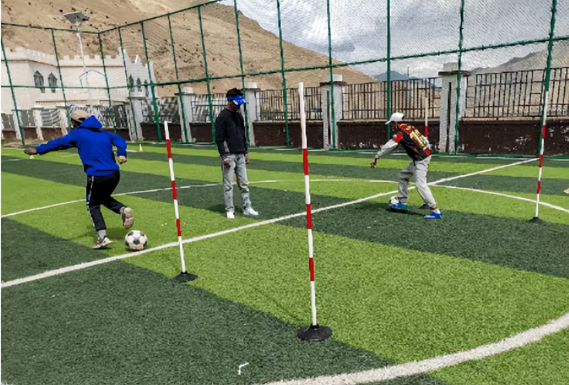 一双球鞋一人一只，凑成“黄金左右脚”！没有什么能够阻挡“运动小子”们的热爱