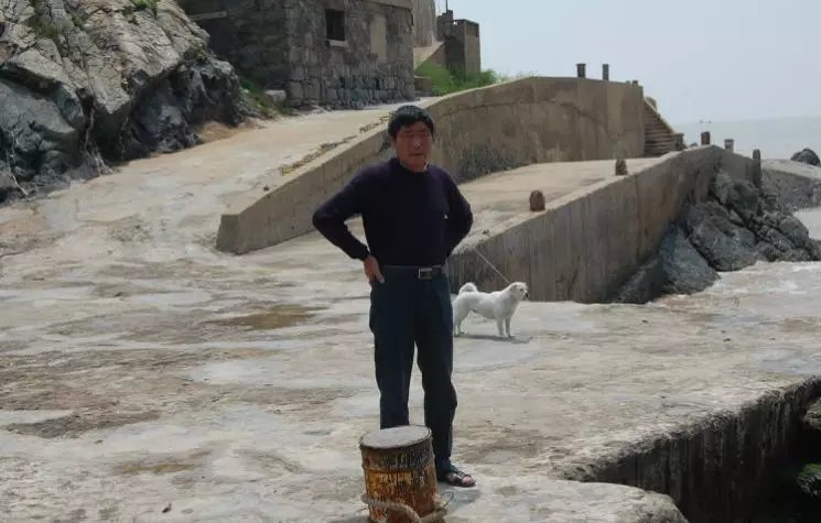 江苏夫妻驻守黄海孤岛32年，无电无淡水年薪5千，丈夫给妻子接生