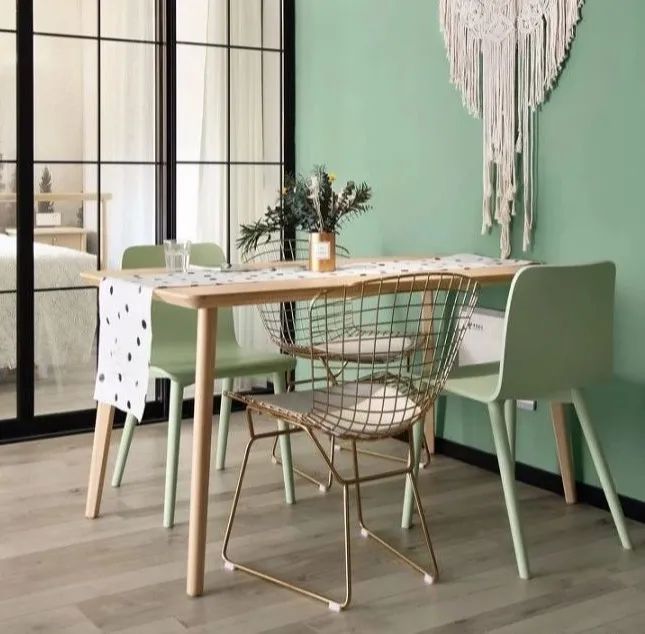 餐厅较大餐桌选方的还是圆的好,家用饭桌选圆的好还是方的好