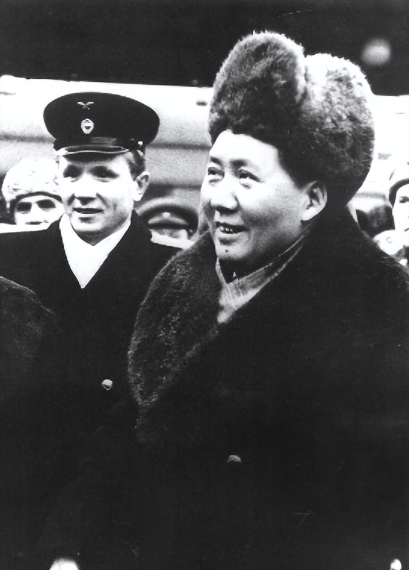 吕正操听不懂湖南话，王爱梅偷偷做了一个手势，被毛*东泽**一眼识破