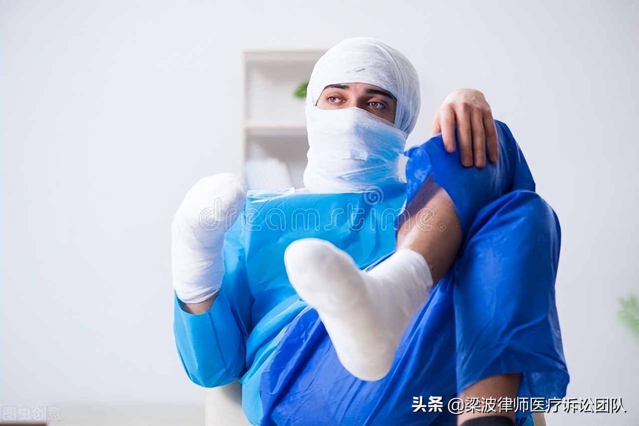 非法行医：未取得医师资格证书，采取中草药偏方外敷方法治疗骨折