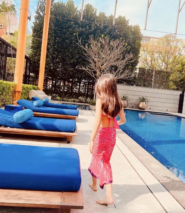 周杰伦晒女儿近照曝光,周杰伦晒三胎女儿背影照