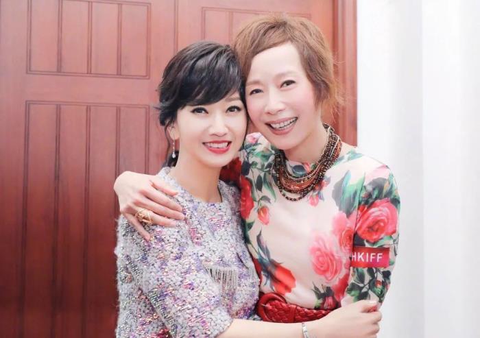 69岁赵雅芝与59岁的叶童庆生,69岁赵雅芝和60岁的叶童同框