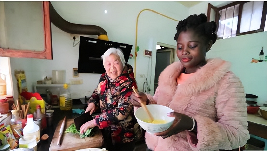 非洲19岁女孩远嫁河南48岁农民,生俩混血儿,称:我每天都在享福