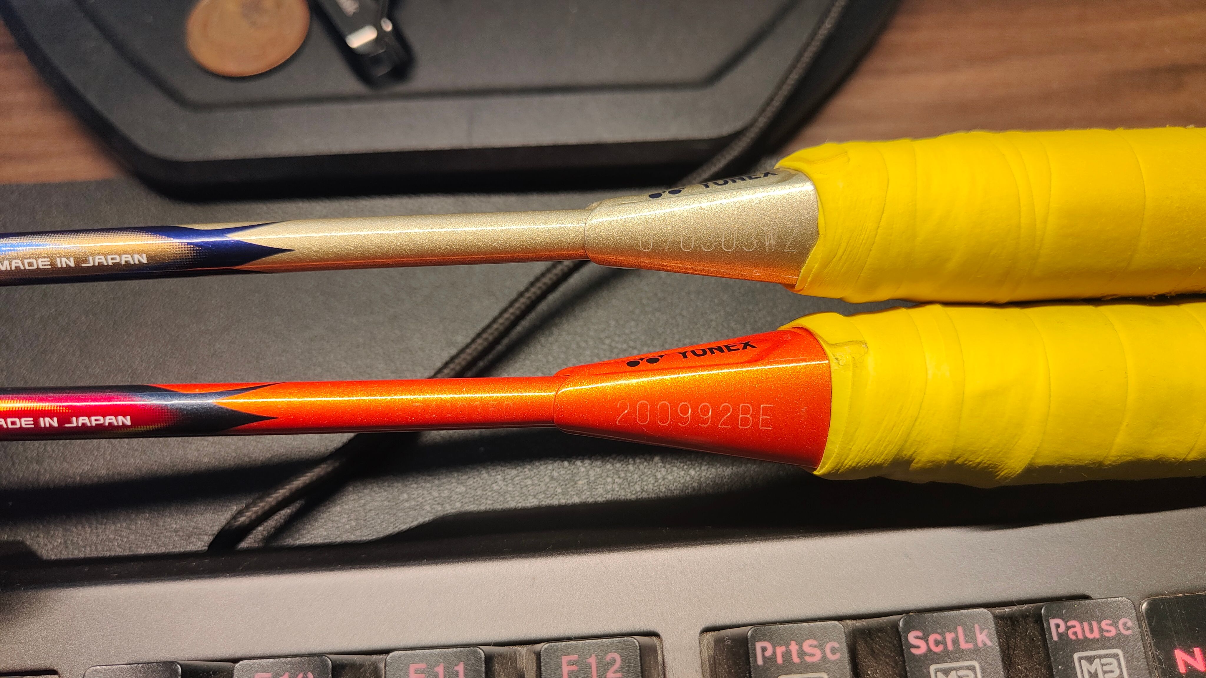 尤尼克斯羽毛球拍s和t版区别,尤尼克斯羽毛球拍play是什么意思