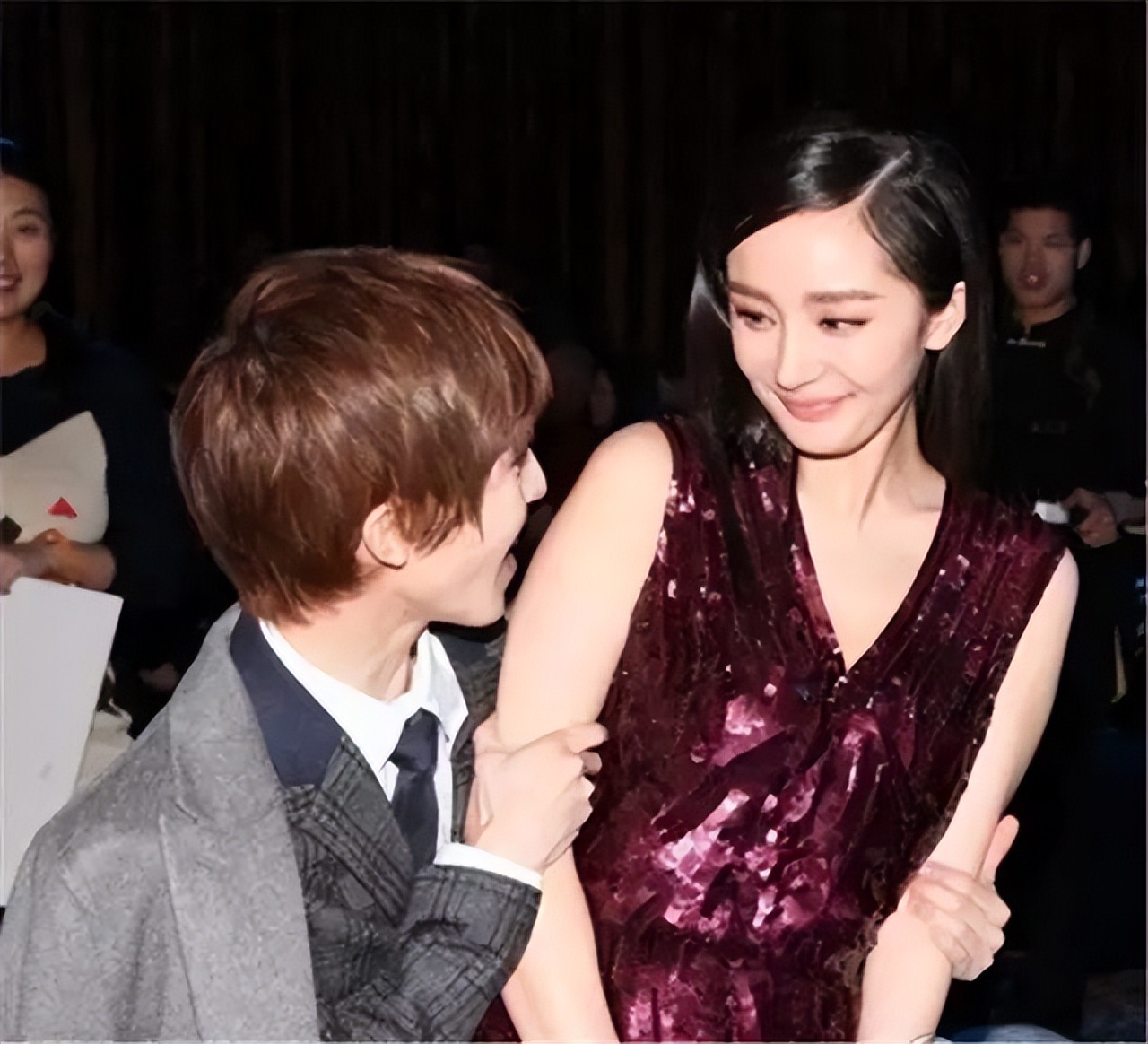 摸腿、陪酒、绝育、自杀，娱乐圈的*规则潜**，“毁”了多少女孩？