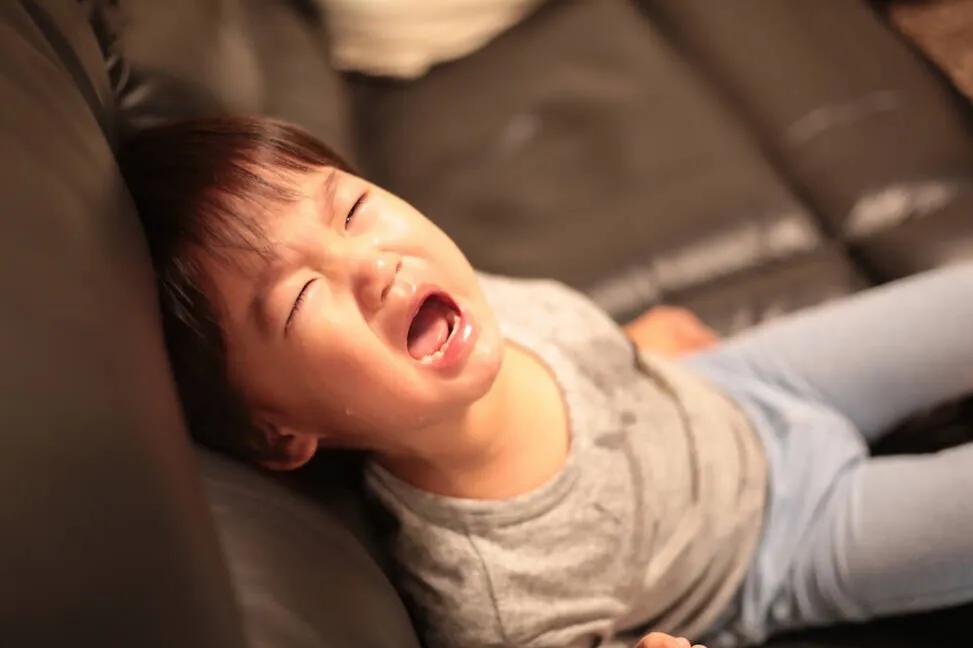 宝宝睡着突然哭闹发脾气,别着急责怪,可能是身体的“求救”信号