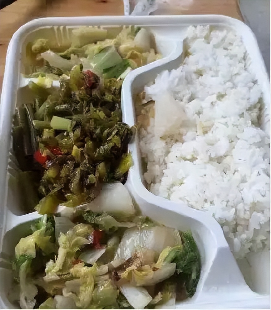 剧组拍戏领的盒饭一天只有35元,剧组盒饭拍戏现场