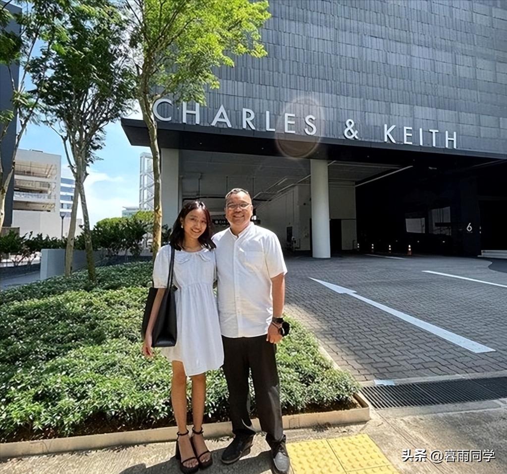 新加坡亚裔少女17岁生日，爸爸送了个名牌包，遭网友群嘲：虚荣