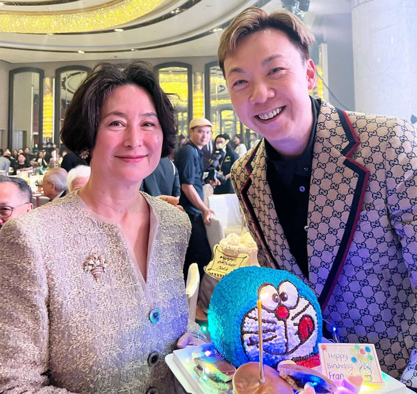 何超琼连续3年为异性好友庆生，打扮靓丽红光满面，两人深交30年