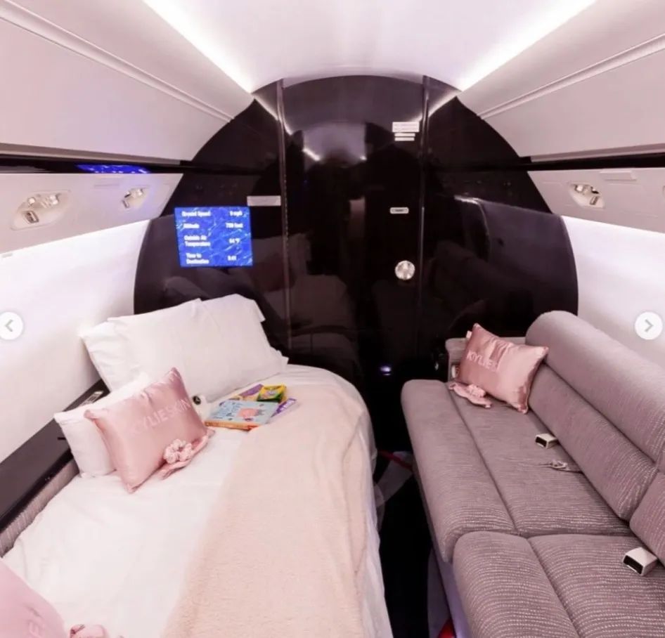 花五亿买了私人飞机后，名人都用它干什么了？