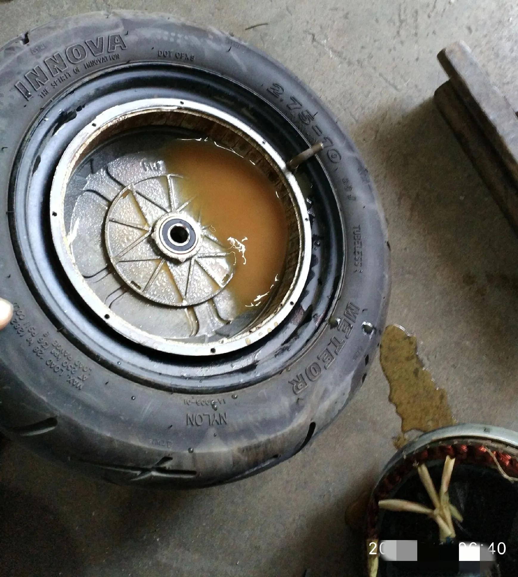 电动车停时间长后轮抱死推不动,电动车行驶中后轮突然抱死一下