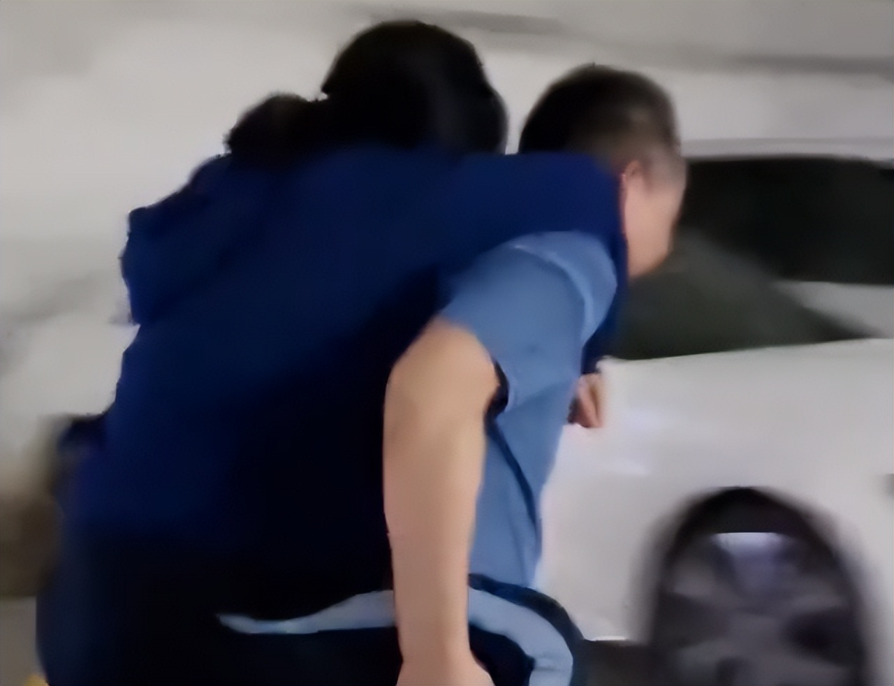 女儿第一次来例假爸爸很暖心,女儿第一次来例假爸爸连夜送医院