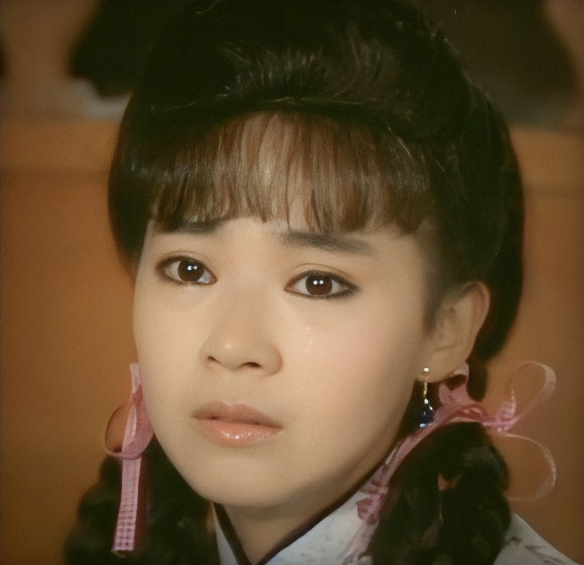 “最美婉君”与丈夫恋爱10年，生一双儿女，今58岁的她怎样了？