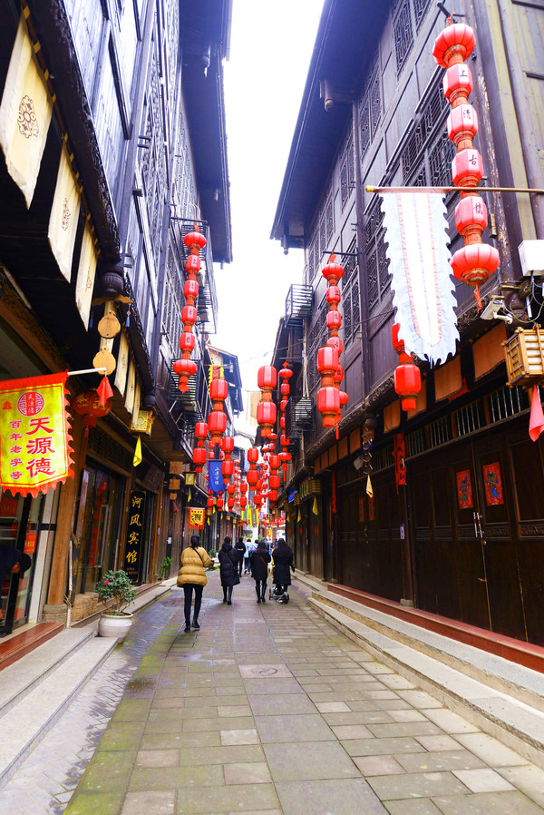 问道龙虎山，观“天下三绝”，“道教第一山”碧水丹霞入画来