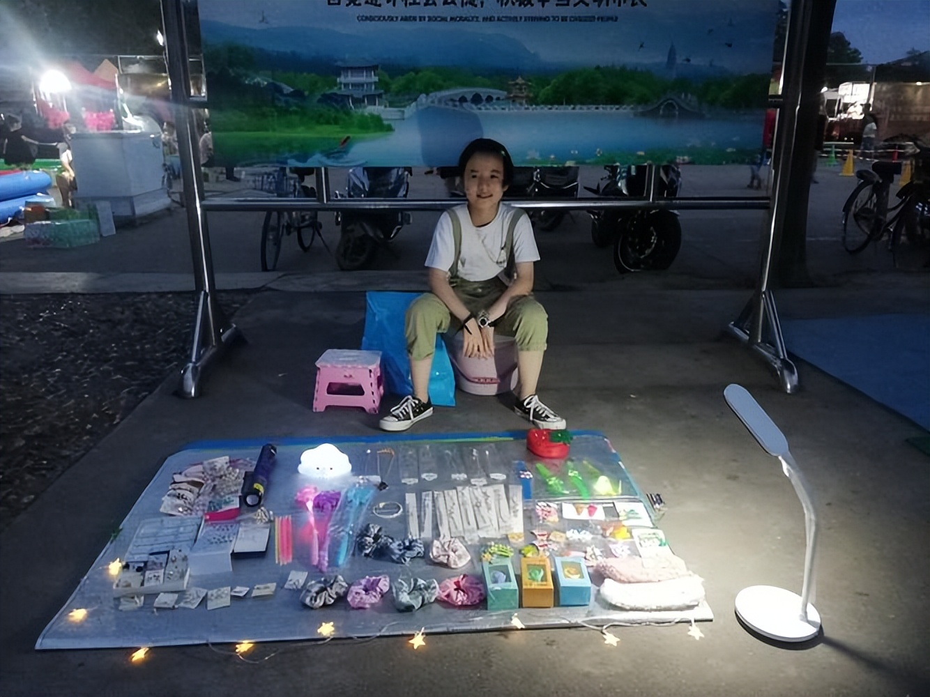 地摊经济兴起摆摊的人越来越多,地摊经济热潮人人都可以摆摊