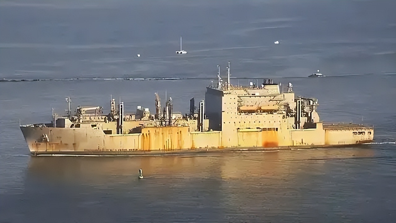 052D湛江舰抵达马来西亚：美国军舰锈迹斑斑，中国军舰像新的一样