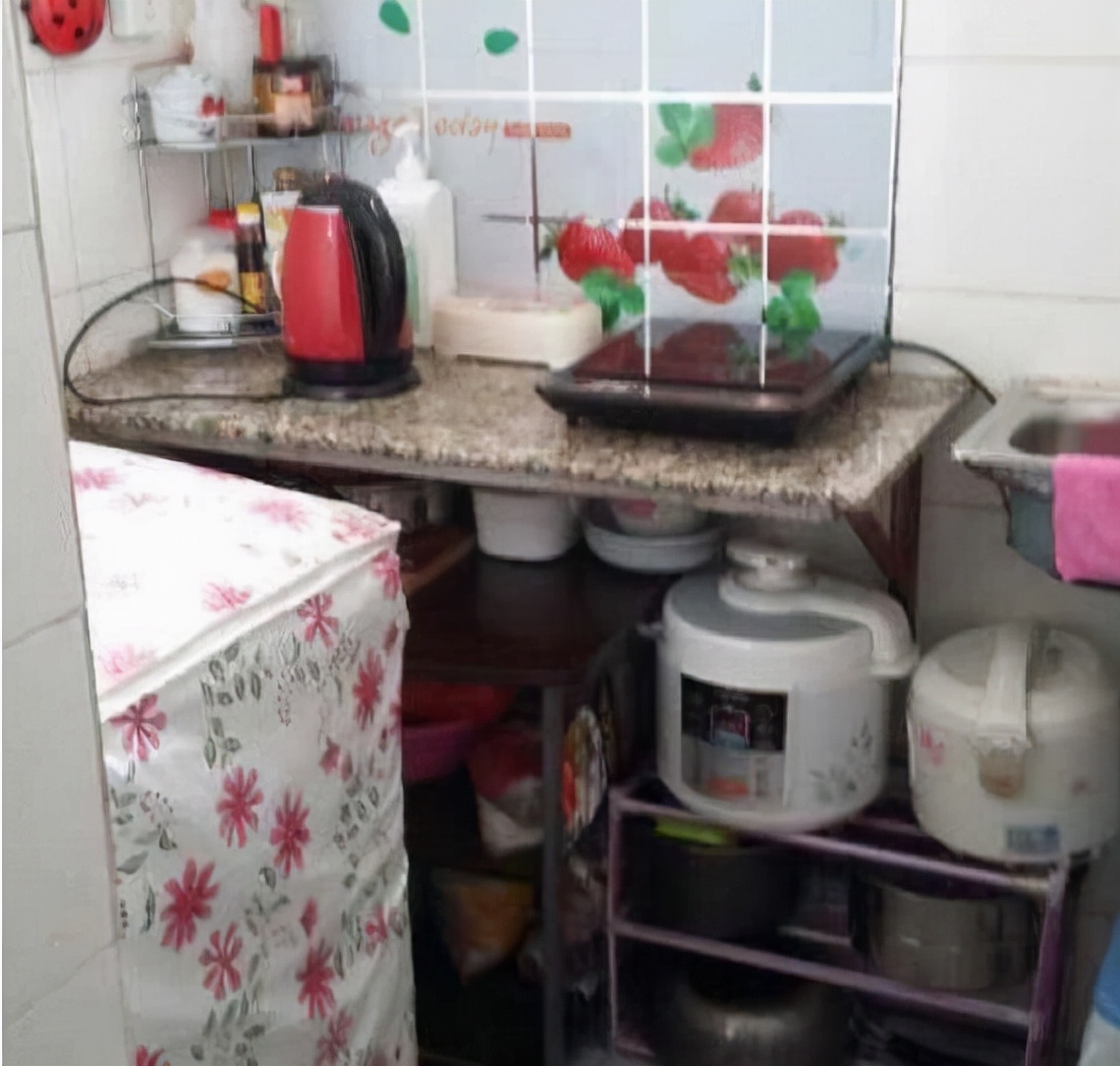 出租屋的一家三口深圳,深圳一家三口在出租屋里的生活