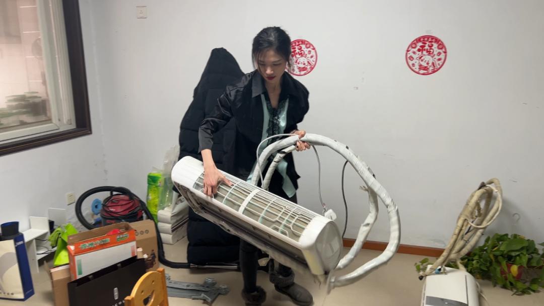 美女开奔驰收废品,90后美女废品回收开奔驰