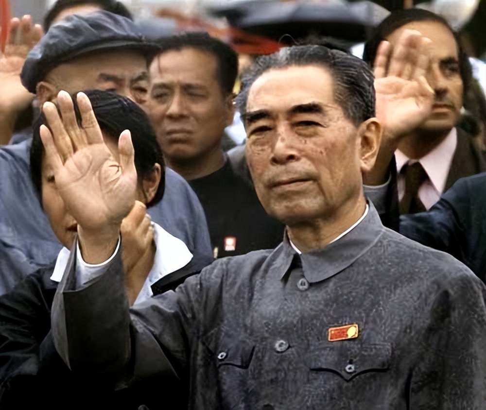 周总理给外宾送行，天降大雨，周总理站在雨里，纹丝不动