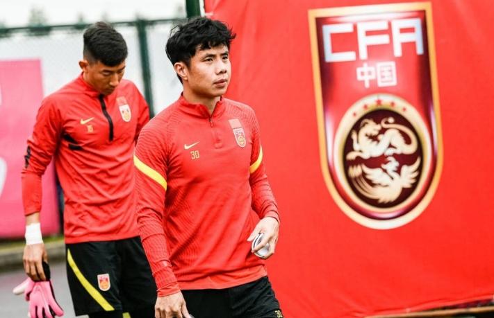 国足队长有望加盟争冠强队!海港新星接班谭龙,山东广州互换国脚